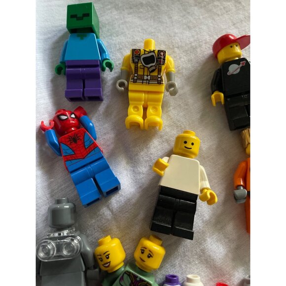 LEGO Minifigure Bundle 20 Pieces Mixed Themes & Characters - Picture 4 of 15